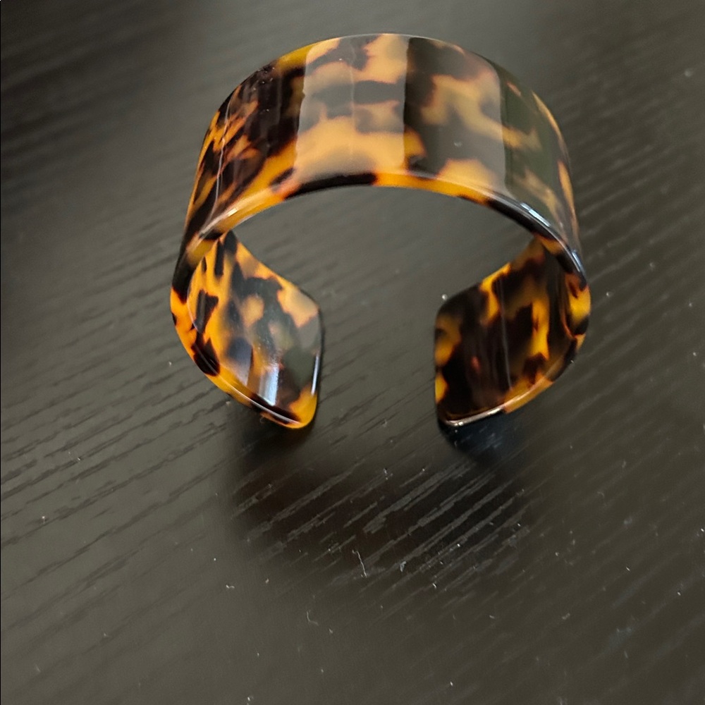 Faux Tortoise print cuff Bracelet - Picture 3 of 6